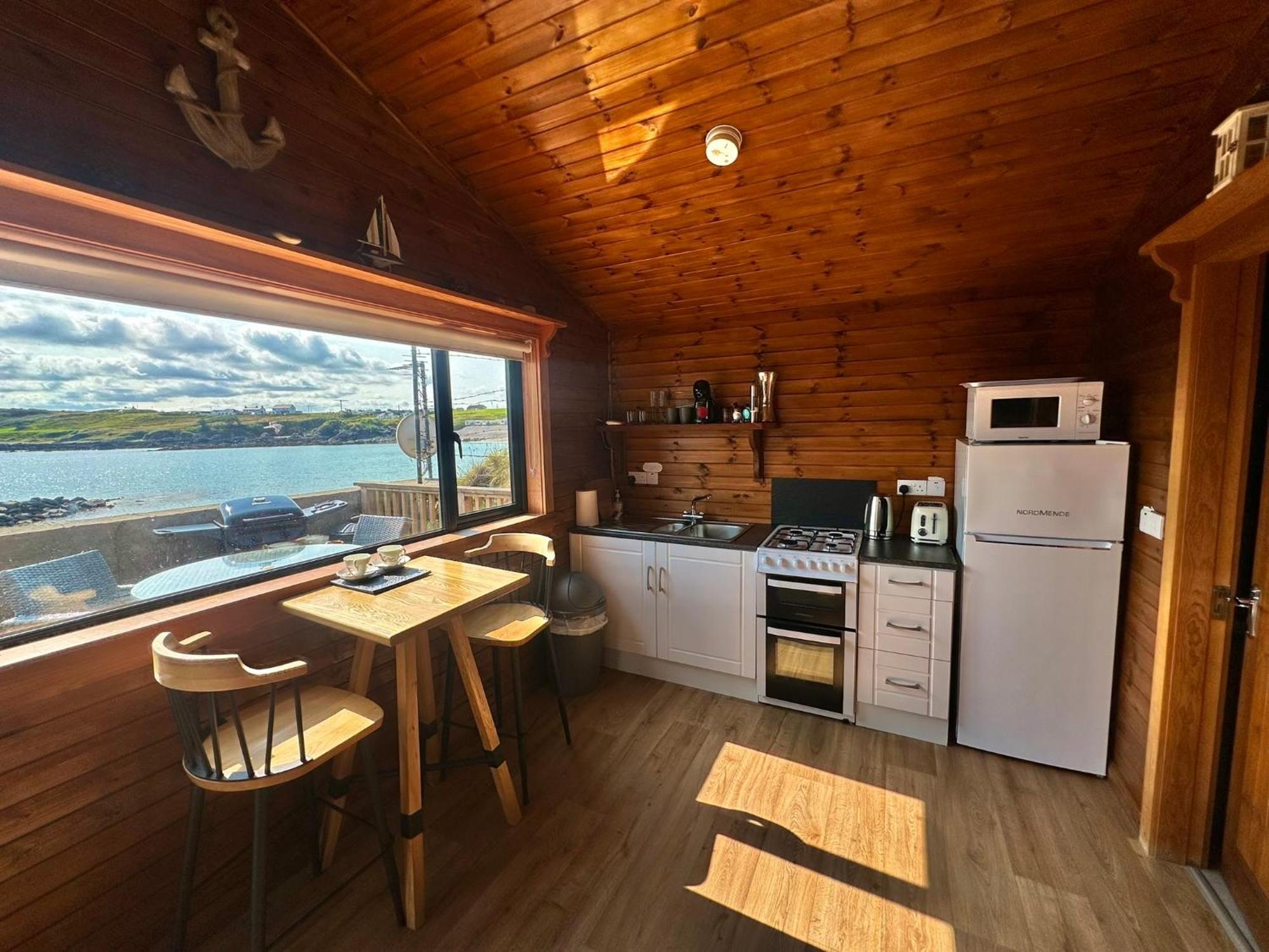 Cosy Portmor Log Cabin- Sea Views, Deck & Relaxation Malin Head 外观 照片