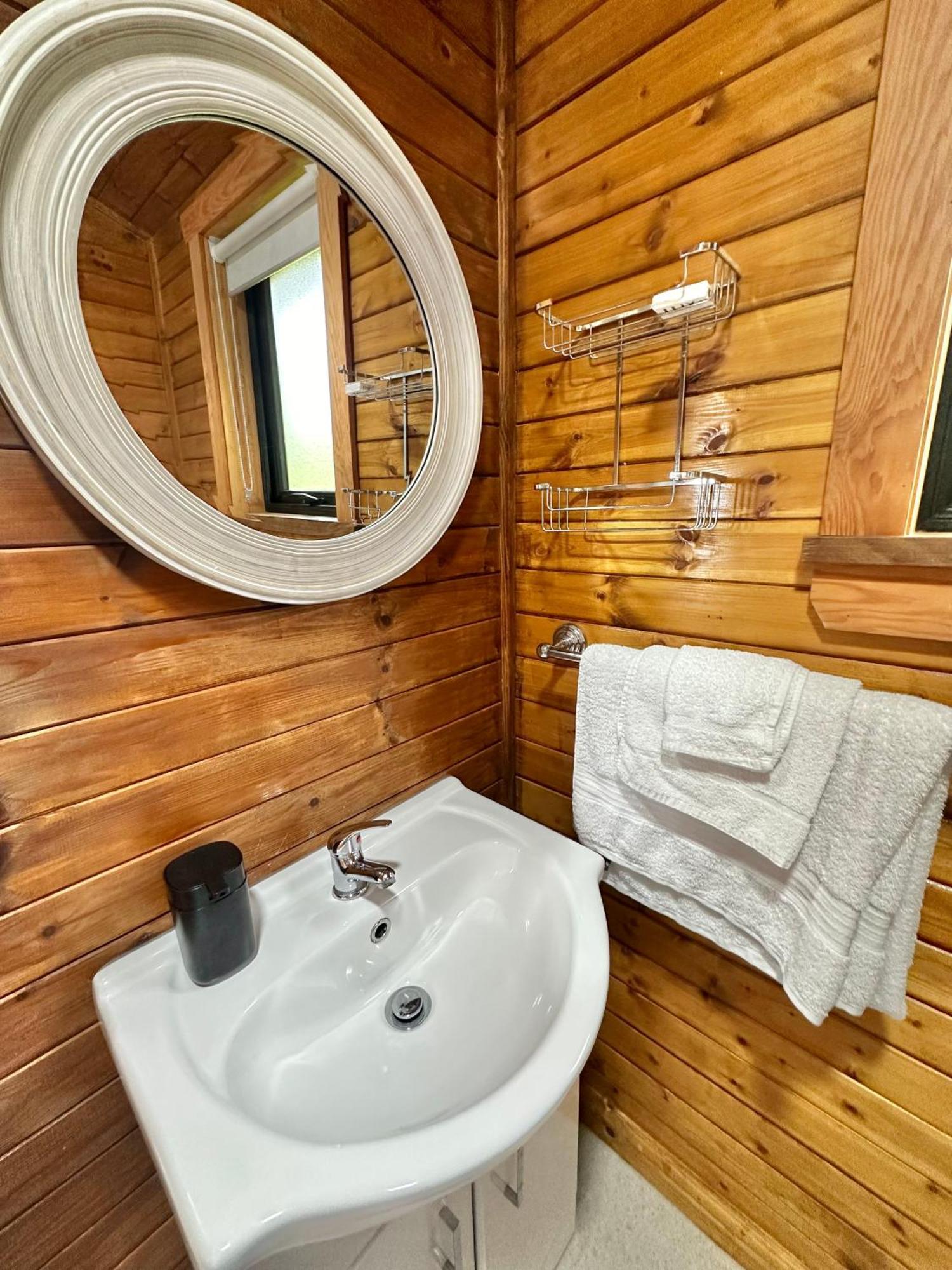 Cosy Portmor Log Cabin- Sea Views, Deck & Relaxation Malin Head 外观 照片